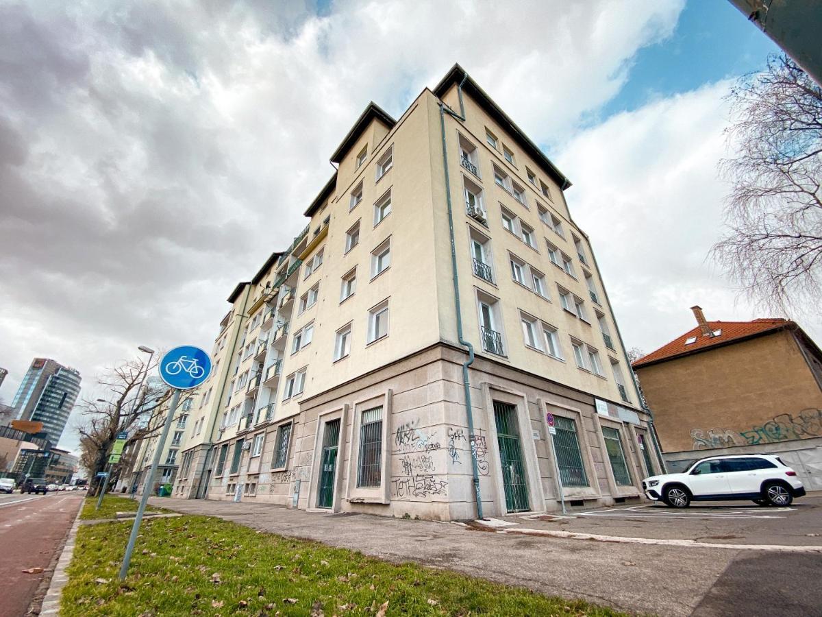 Studio Steps From Nivy & Main Bus Station Pressburg Exterior foto